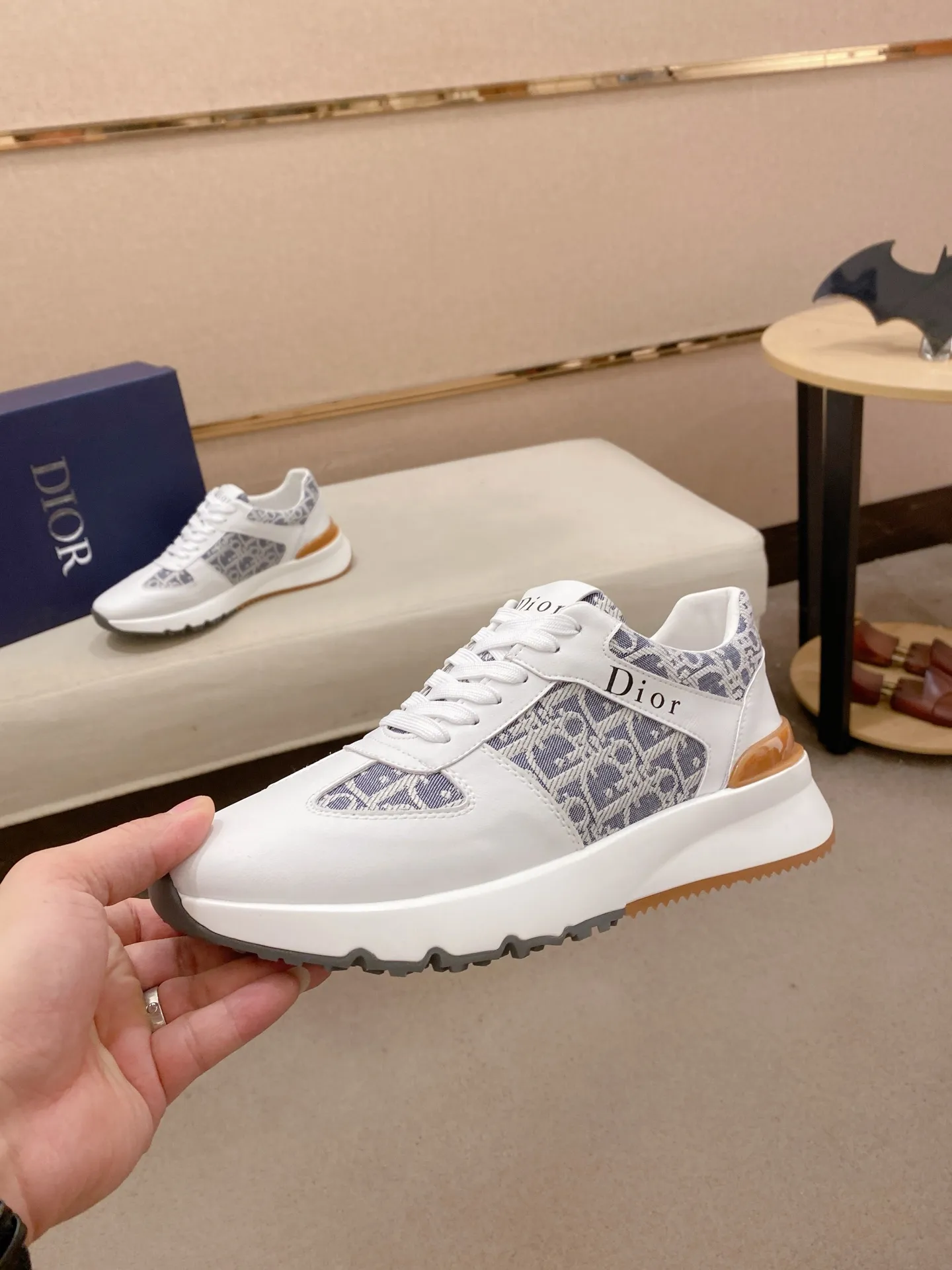 Factory price: 440💰[Dior·Dior] New casual sports style men's shoes, new spring and summer design, perfect workmanship, lace-up lazy style to create wardrobe quality, upper: imported first-layer cowhide, sheepskin lining is soft and comfortable, ultra-light TPU wear-resistant outsole, simple, versatile fashion men's shoes, excellent color code number 38--44. (Can be customized for 45 non-refundable)